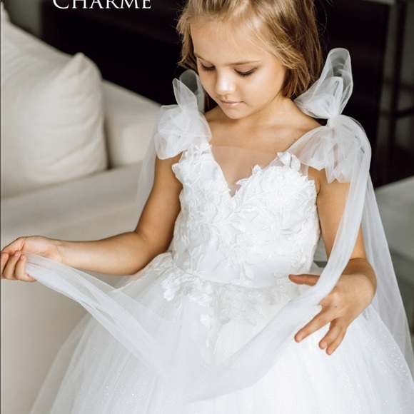 FLOWER GIRL dress with detachable train - Picture 7 of 8